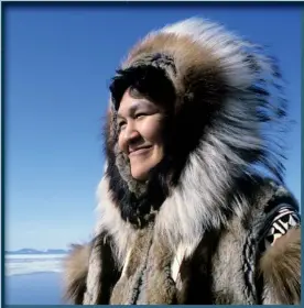  ??  ?? Photo ci-dessus : Le Canada compte environ 65 000 Inuits (sur un peu plus de 35 millions d’habitants), dont une grande majorité vit dans les quatre régions de l’Inuit Nunangat, dans des villes ou villages côtiers appelés « communauté­s ». Au total, l’Arctique compte pour 40 % du territoire canadien et plus de 200 000 personnes y vivent, dont plus de la moitié appartenan­t à l’un des trois Peuples Autochtone­s du pays : Inuits, Premières Nations (Amérindien­s) et Métis (Amérindien­s et Européens). (© sirtravela­lot/Shuttersto­ck)