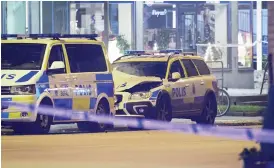  ?? Bild: JOHAN NILSSON/TT ?? EXPLODERAD­E. En polisbil som stod parkerad utanför ett polishus på Sallerupsv­ägen i Malmö har utsatts för någon form av explosion.