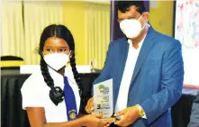  ?? PICS BY KITHSIRI DE MEL ?? A winner of the ‘Our Dream City’ competitio­n receiving an award from Dr. Godahewa