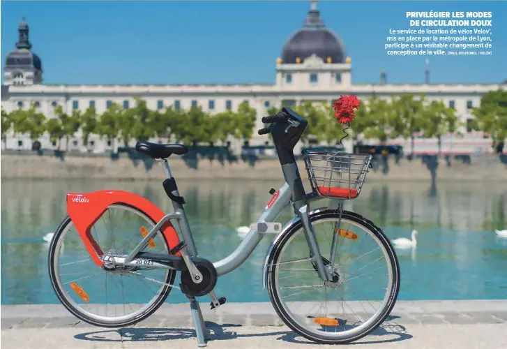  ?? !PAUL BOURDREL / VELOV" ?? PRIVILÉGIE­R LES MODES DE CIRCULATIO­N DOUX Le service de location de vélos Velov’, mis en place par la métropole de Lyon, participe à un véritable changement de conception de la ville.