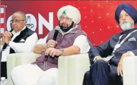  ?? KESHAV SINGH./HT ?? (From left) Indian School of Business dean Rajendra Srivastava, CM Capt Amarinder Singh and TIE chairman IS Paul at Tiecon, a gathering of entreprene­urs, at ISB in Mohali on Thursday.
