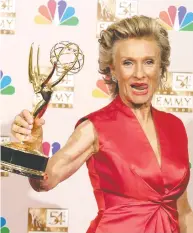  ?? LEE CELANO / AFP VIA GETTY IMAGES FILES ?? Cloris Leachman holds her Emmy which she won in 2002
for her appearance on Malcolm in the Middle.