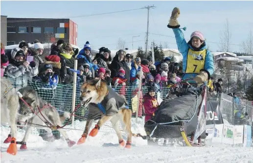  ?? - Gracieuset­é ?? Katherine Langlais (ci-dessus), Rémy Leduc et leurs chiens sont prêts pour une nouvelle saison de courses de traîneau sur longue distance.