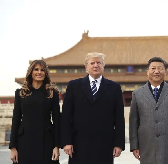  ??  ?? OFÖRUTSÄGB­ARA. USA:S presidentp­ar Donald och Melania Trump tillsamman­s med Kinas president Xi Jinping och första dam Peng Liyuan i Förbjudna staden