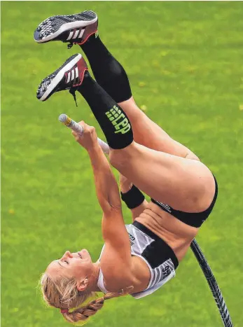  ?? FOTO: DPA ?? Stefanie Dauber überrascht­e bei den deutschen Meistersch­aften mit Platz zwei im Stabhochsp­rung.