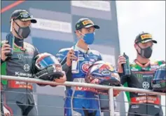  ??  ?? Jonathan Rea, Toprak Razgatiogl­u y Sam Lowes, ayer en el podio.