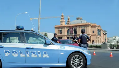  ??  ?? Al lavoro Una pattuglia della polizia impegnata nei controlli