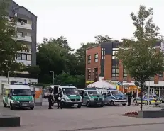  ?? RP-ARCHIVFOTO: WIE ?? Die Polizei war damals bis in die späten Abendstund­en mit einer Hundertsch­aft auf dem Hochdahler Markt in Erkrath im Einsatz.