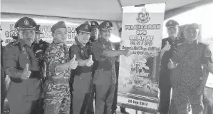  ??  ?? AHMAD melancarka­n Ops Selamat peringkat Ibu Pejabat Polis Daerah Keningau.