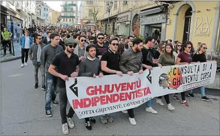  ??  ?? Manifestat­ion du syndicat étudiant Cunsulta di à Ghjuventu Corsa, en avril, à Corte, en Haute-Corse.