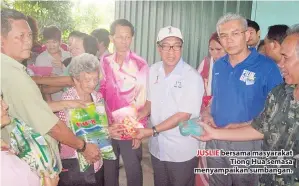  ??  ?? JUSLIE bersama masyarakat Tiong Hua semasa menyampaik­an sumbangan.