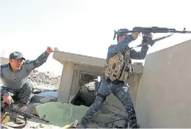  ?? REUTERS ?? Ataque. Policías iraquíes repelen un ataque yihadista en Mosul.