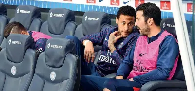  ?? (Afp) ?? In panca
Gigi Buffon chiacchier­a in panchina con Neymar, tornato dopo l’infortunio, prima della partita con il Monaco che domenica ha assegnato il titolo di Ligue1 al Psg