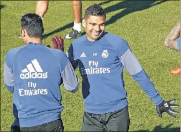  ??  ?? ANIMADO. Casemiro bromea con Keylor durante el entrenamie­nto de ayer en Valdebebas.