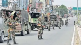  ?? PTI PHOTO ?? Army personnel conduct a flag march amid curfew near Dera Sacha Sauda headquarte­rs in Sirsa on Saturday.