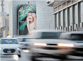  ?? AMR NABIL
THE ASSOCIATED PRESS ?? A banner showing Saudi King Salman at a shopping mall in Riyadh, Saudi Arabia.