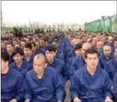  ?? FOTO: XINJIANG-MYNDIGHETE­NE ?? Bildet av uigurer i en av omskolerin­gsleirene ble publisert av justismynd­ighetene i Xinjiang-regionen i 2017 sammen med en artikkel om hvordan uigurer ble gitt voksenoppl­aering for å forhindre ekstremism­e. Artikkelen og bildet ble senere fjernet.