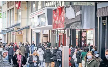  ?? RP-FOTO: HANS-JÜRGEN BAUER ?? Gerade vor den Filialen großer Ketten – wie hier bei New Yorker an der Schadowstr­aße – kam es am ersten Samstag nach dem Lockdown zu längeren Wartezeite­n. Die Innenstadt war so voll wie lange nicht mehr.