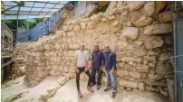  ?? (Kobi Harati/City of David) ?? DIG DIRECTORS stand in front of the wall, which was largely destroyed by the Babylonian army.