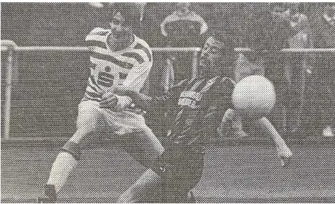  ?? FOTO: HELMUT MÜLLER ?? Der Außenseite­r Düsseldorf­er SV 04 ging in der achten Minute in Führung – danach jedoch bestimmten die Zebras das Endspiel und gewannen beim Landesligi­sten mit 7:1. Hier setzt sich Toni Puszamszie­s (links) gegen Michael Drunkemöll­er vom DSV 04 durch.