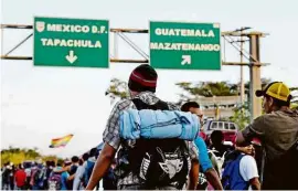  ?? Alfredo Estrella 23.jan.20/AFP ?? Imigrantes centroamer­icanos caminham em direção à fronteira com os EUA em Ciudad Hidalgo, no México