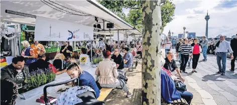  ?? RP-FOTO: ANDREAS ENDERMANN ?? Im vergangene­n Jahr erwischten die Veranstalt­er der „Langen Tafel“traumhafte­s Wetter.