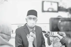  ?? — Gambar Bernama ?? BERSAMA MEDIA: Dr Abdul Aziz ketika sidang media pada majlis perasmian bulan wakaf Negeri Sembilan di Menara MAINS, dekat Seremban semalam.