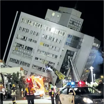  ?? TIAN JUN-HSIUNG/THE ASSOCIATED PRESS ?? A building leans on its side from an early morning 6.4 magnitude earthquake in Hualien, eastern Taiwan, on Tuesday. At least two people were killed in the quake, and more than 200 others were injured.