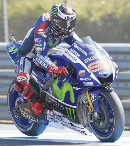  ??  ?? Jorge Lorenzo, 28 anni, con la Yamaha durante le prove libere di ieri