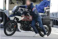  ??  ?? Sur ces deux photos volées publiées par MCN et, une nouvelle fois, Motorcycle.com, on reconnaît à la fourche inversée et aux jantes à rayons, l’équivalent 2018 de l’actuelle F 800 GS. Cette moto voit elle aussi sa transmissi­on passer à gauche et...