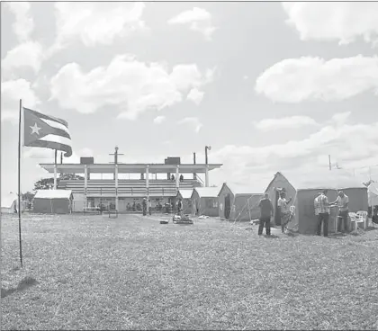  ??  ?? La bandera cubana ondea en el campo Che-Nita, donde médicos cubanos instalaron consultori­os para atender a la población afectada por el sismo del 7 de septiembre ■ Foto Diana Manzo