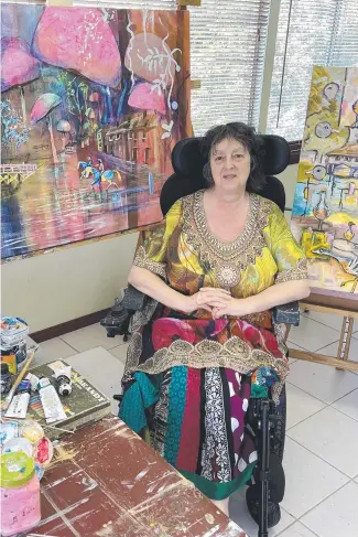  ?? ?? Multiple sclerosis can’t stop Blackbutt artist Janet Skinner. Picture: Tina Torrens