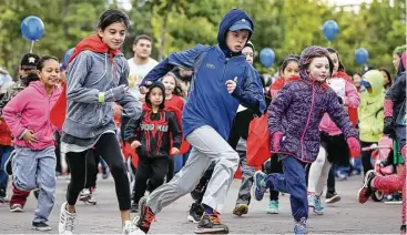  ?? Michael Minasi / Houston Chronicle ?? Children take part in the Kids Dash event during the American Heart Associatio­n’s Heart Walk on Saturday, at Alight Solutions in The Woodlands.