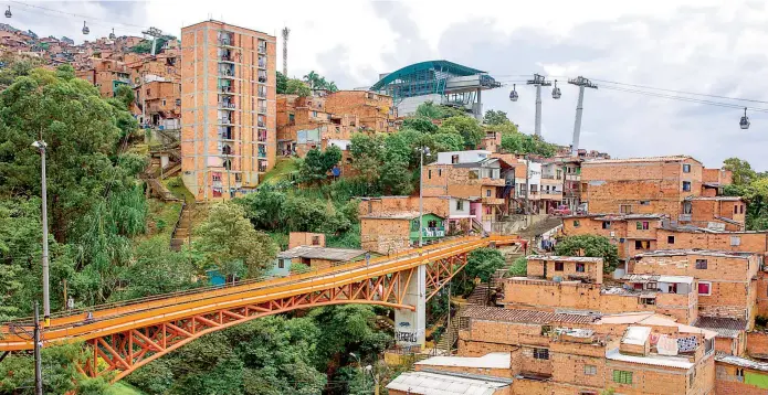  ?? FOTO EDWIN BUSTAMANTE ?? Puente peatonal Andalucía sobre la quebrada Juan Bobo y el Metrocable Línea K entre las comunas Santa Cruz y Popular de Medellín.