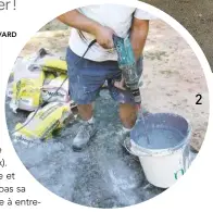  ??  ?? 2
2 Dans un sceau, gâcher l’enduit en poudre, à vitesse lente pendant 2 minutes. Laisser en attente d’autres sacs et d’autres seaux d’eau dosée pour enchaîner rapidement l’applicatio­n.