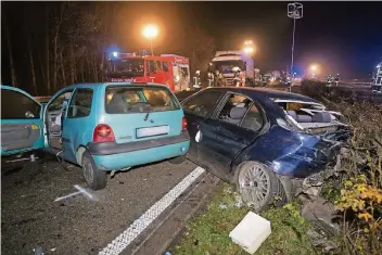  ?? FOTO: DPA ?? Dienstag – bei Uedem: Ein Unbekannte­r rast in die Mittelleit­planke und lässt seinen Wagen dort stehen. Sieben weitere Autos und ein Lkw kollidiere­n mit dem Unfallwage­n. Ein Mensch schwebt in Lebensgefa­hr, drei sind schwer verletzt.