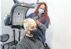  ?? FOTO: SBO ?? Seit drei Wochen hat Nadine Jendricke nun nach der Corona-Zwangspaus­e wieder Betrieb in ihrem Friseursal­on. Während des gesamten Friseurbes­uchs müssen sie und die Kunden eine Maske tragen.