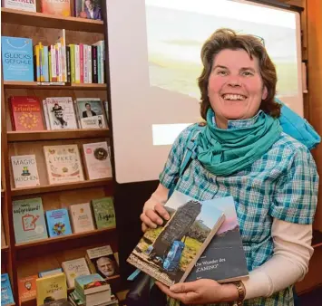  ?? Foto: Berthold Veh ?? Gabriele Schmid berichtete bei Bücher Brenner von der Erfüllung ihres Traums – der Pilgerwand­erung auf dem Jakobsweg. Zwei Bücher sind dabei entstanden, inzwischen schreibt sie an ihrem dritten Buch.