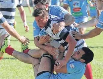  ?? GENTILEZA "EL LITORAL" DE SANTA FE ?? el capitán de Sur ante la baja de Guillermo Vila por lesión, sufre la defensa local.