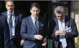  ?? FOTO: AP/TT/CLAUDIO PERI ?? Italiens nye premiärmin­ister Giuseppe Conte, i mitten, anländer till
■ nationalda­gsfirandet under lördagen.