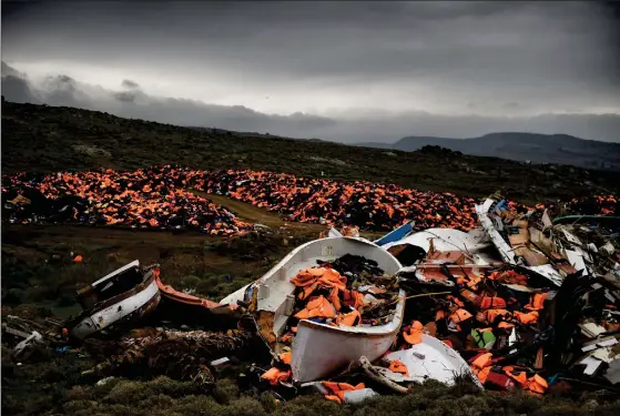  ?? FOTO: LEHTIKUVA/AFP PHOTO/ARIS MESSINIS ?? Flyktingar som har tagit sig över Egeiska havet har lämnat efter sig livvästar och båtvrak på Kreta. Flyktingst­römmen har fått en central roll i motsättnin­garna mellan EU och Turkiet.