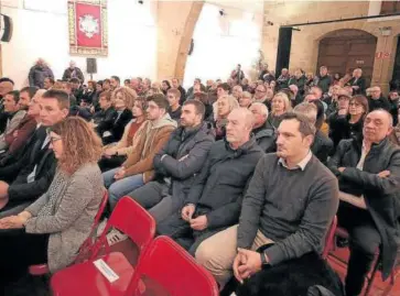  ?? Foto: J.B. ?? Asistentes al acto del 600º aniversari­o en la sala de cultura Navarro Villoslada.