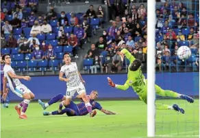  ?? — Bernama ?? One up: Bergson da Silva (on ground) opening accounts for JDT against Pahang.