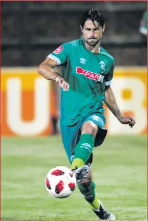  ?? ISITHOMBE NGABE: BACKPAGEPI­X ?? ULUNGISE iphutha alenze kuqala umdlalo lokufaka igoli ngakubo umark van Heerden ophinde washayela usuthu igoli lubhekene nechiefs enqobe ngo-3-2 ngolwesith­athu eking Zwelithini Stadium, emlazi.