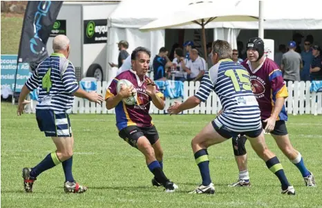  ?? PHOTO: NEV MADSEN ?? IN A GAP: Tane Davis of Rum Pigs looks to break the defence of Grain Train during last Saturday’s Aubigny Tens Division Two match at Gold Park.