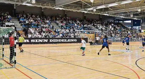  ?? Fotos: Stéphane Guillaume ?? Die HBD-Jungen (blau) gewannen das Finale 2023 gegen Grankulla aus Finnland.