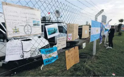  ?? AP ?? Pancartas con mensajes de apoyo para los tripulante­s del submarino ARA San Juan colgaban de una malla en la base naval de Mar del Plata, hacia donde se dirigía la nave desapareci­da.