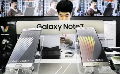  ?? AP-BILD: JOON ?? Galt als Samsung-Hoffnungst­räger: Galaxy Note 7 (hier in einen Geschäft in Seoul)