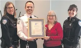  ?? PHOTO COURTESY OF SPVM ?? Jane Rajca receives her certificat­e of recognitio­n from Montreal police Station 5 Cmdr. Marc-André Dorion and community-outreach constables Helene Jubinville (left) and Liliana Bellucci.