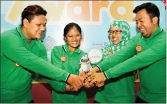  ??  ?? KONSISTEN MERAWAT SUNGAI: Dari kiri, Deby Hartanto, Ayun Wahyuni, Fiona Ayu Kinanti, dan Yoga Prajati, saat penganuger­ahan Sidoarjo Zero Waste di AlunAlun Kota Delta Sabtu lalu (5/11).